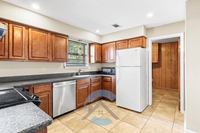 Photo - 2417 Meadow Dr