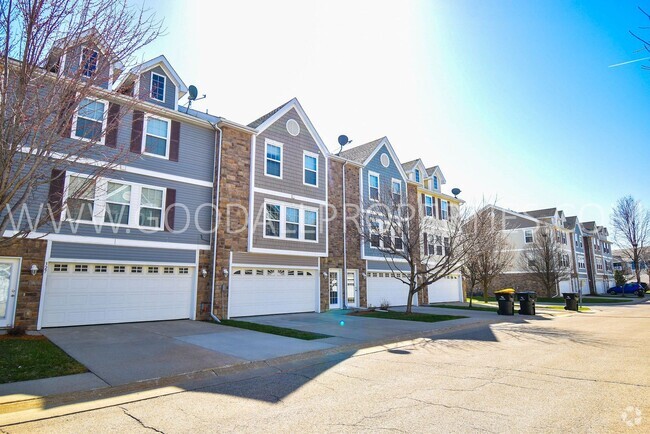 Building Photo - Updated 2 Bed, 2 Bath Townhome in Waukee!