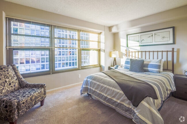 2BR, 1BA - 735SF - Twin Towers Apartments