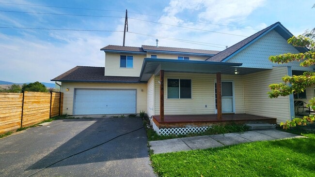 Building Photo - Three Bedroom Duplex with Two Car Garage Rental