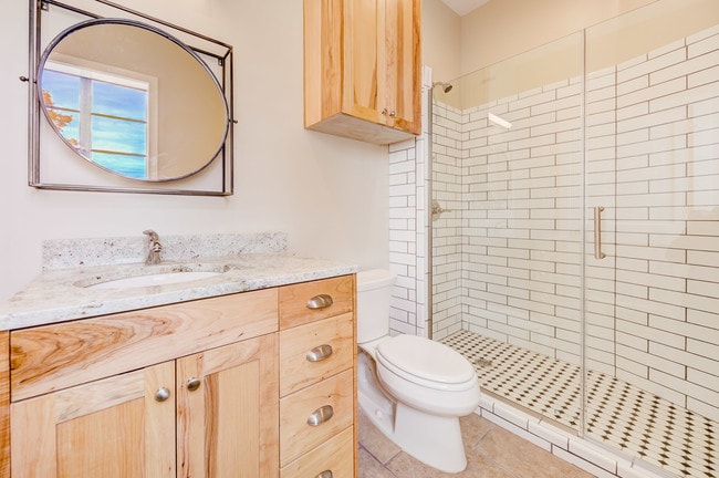 Bath - 1511 Walnut St Unit 4