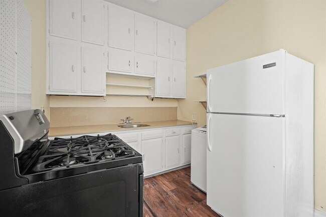 Photo - 212 W 43rd St