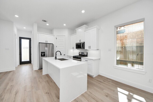 Photo - 3310 Hardy St