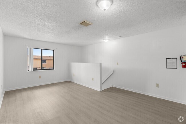 3BR, 2BA - 963SF - Living Room/ Dining Room
