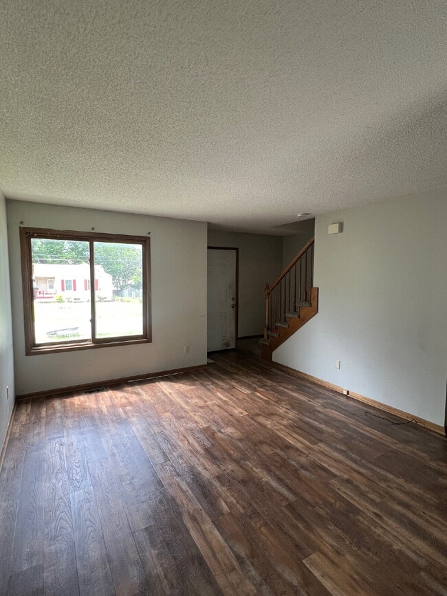 Recently Renovated 2Br / 1.5Ba Home with D... - Recently Renovated 2Br / 1.5Ba Home with D...