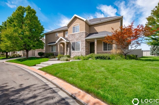 Building Photo - Newly Remodeled Home!