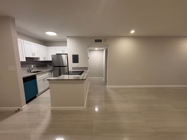 Building Photo - 9105 SW 137th Ter Unit D