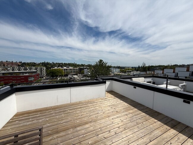 Building Photo - Beacon Hill Townhome