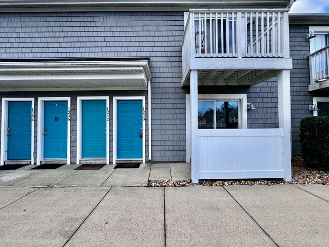 Building Photo - AMAZING 2 BED / 2 BATH CONDO – ONLY 8 BLOCKS FROM THE BEACH!