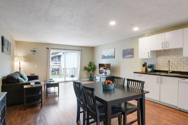 Building Photo - 1027 24th Ave NE Unit 1