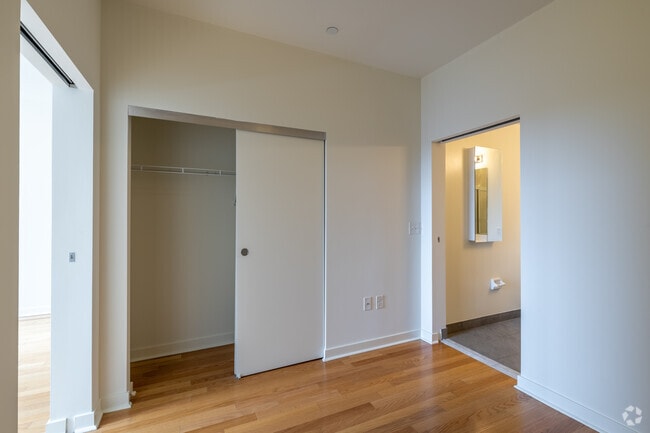 Studio, 1BA - 518-643SF - 18 Park