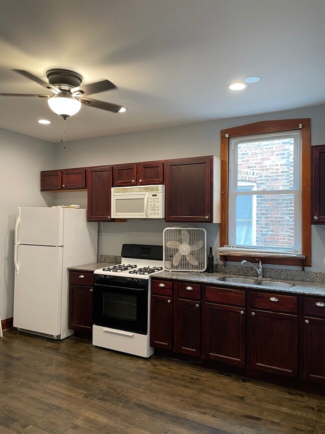 Kitchen - 2117 Scoville Ave Unit 2