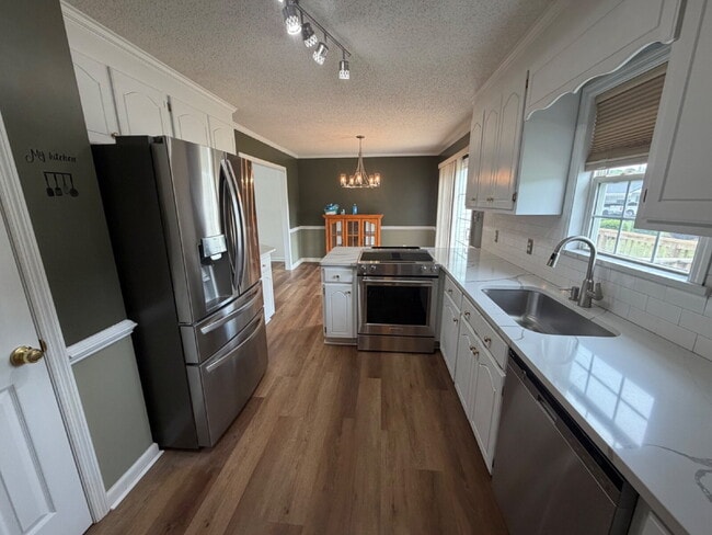 Building Photo - Updated 3 BR Home in Woodridge Estates~LAWN CARE INCLUDED
