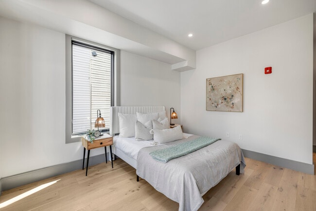 Photo - 566 E 3rd St