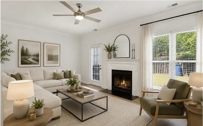 Photo - 748 Creekside Cres