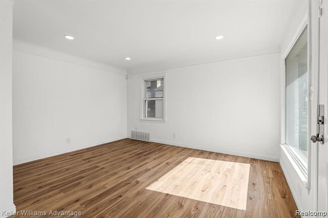 Photo - 20558 Oakfield Ave