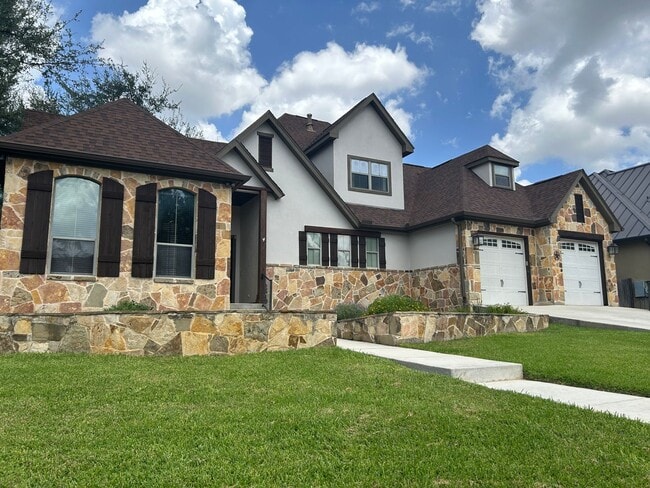 Large House on the Hill / HUGE Backyard / ... - Large House on the Hill / HUGE Backyard / ...