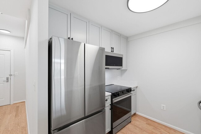 Photo - Bright & Renovated Condo with Pool, Gym & Parking!