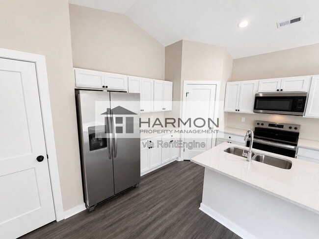 Photo - 3320 W 9th St N