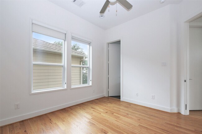 Photo - 5711 Kansas St