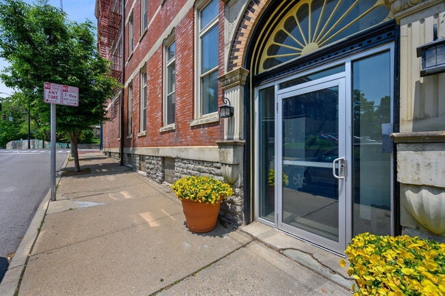 Building Photo - 1506 William Howard Taft Rd Unit 6