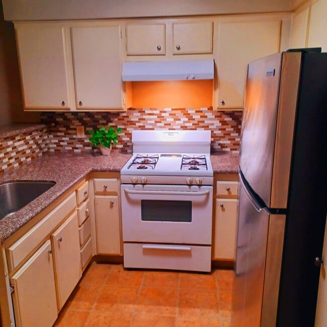 Updated Kitchen. Granite Counters - 1190 S Winery Ave Unit 143
