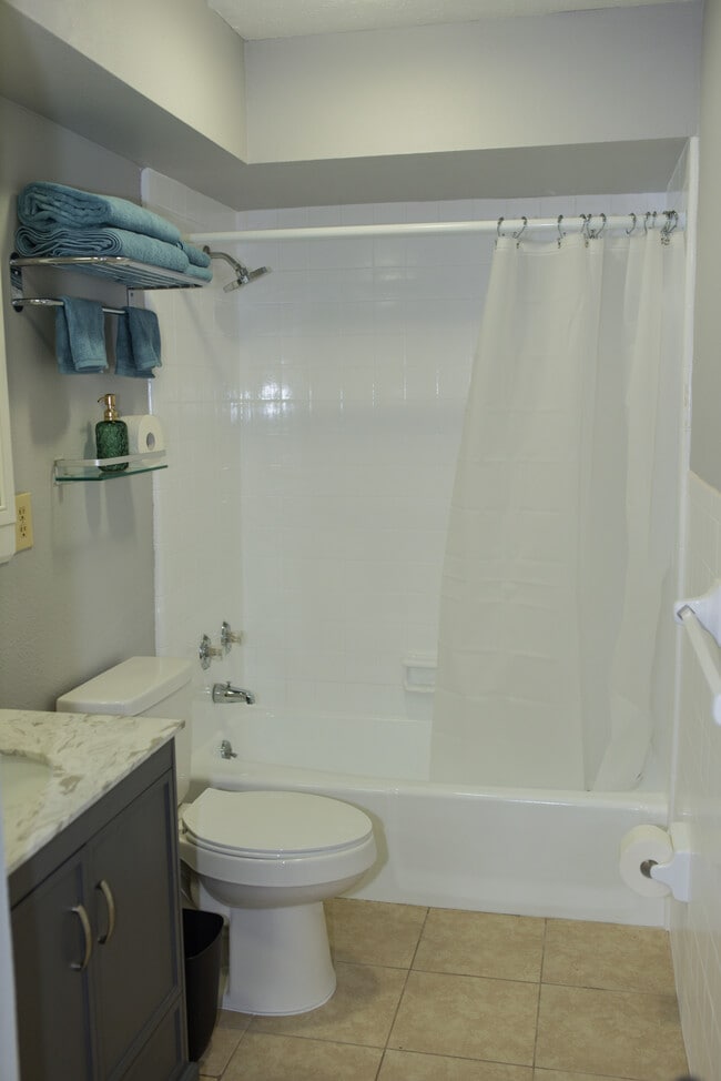 Hallway Bathroom with Shower, Tub and storage Closet - 913 Sumter St Unit 102