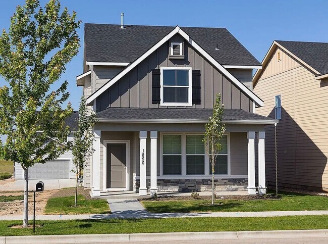 Building Photo - Cute 3 Bedroom 2.5 Home with a 2 Car Garage!