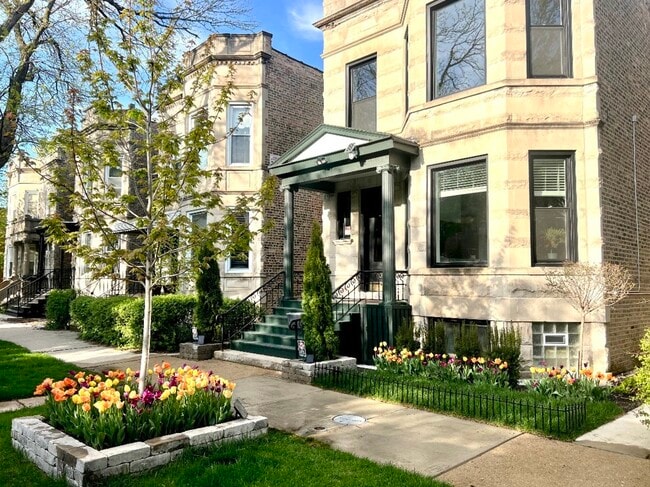 Building Photo - 2447 N Mozart St Unit 2 Rental