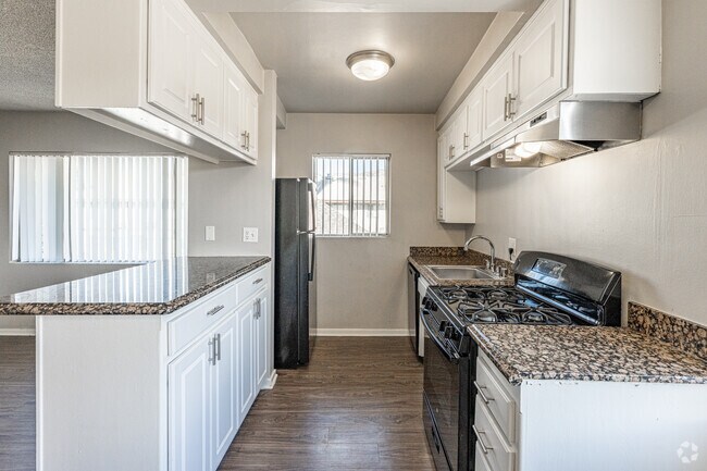 2BR, 1BA - 850SF - Kitchen