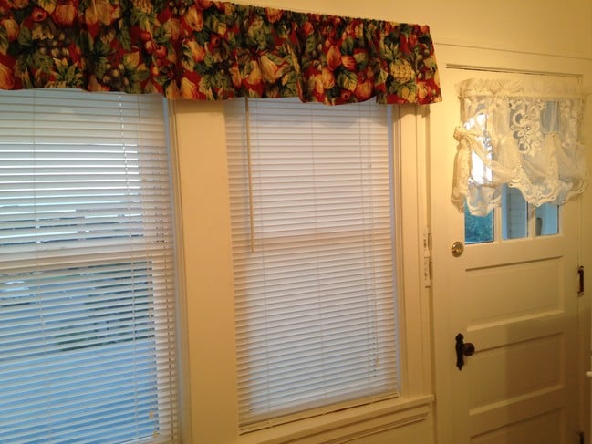 Building Photo - 320 E 5th St Unit 2