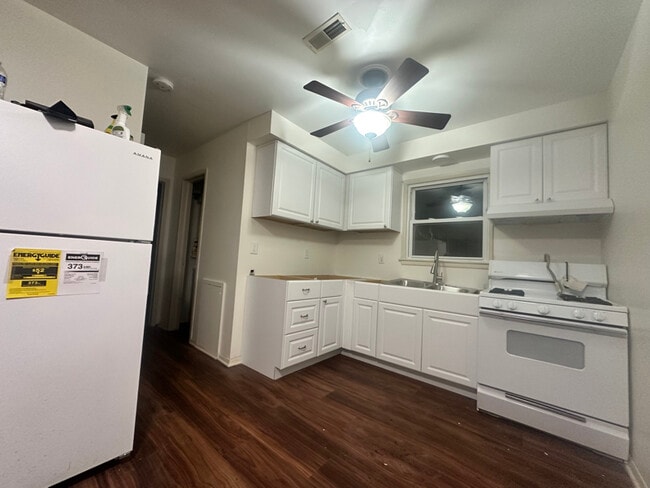 Building Photo - 223-223 S Rosemary Ave Rental