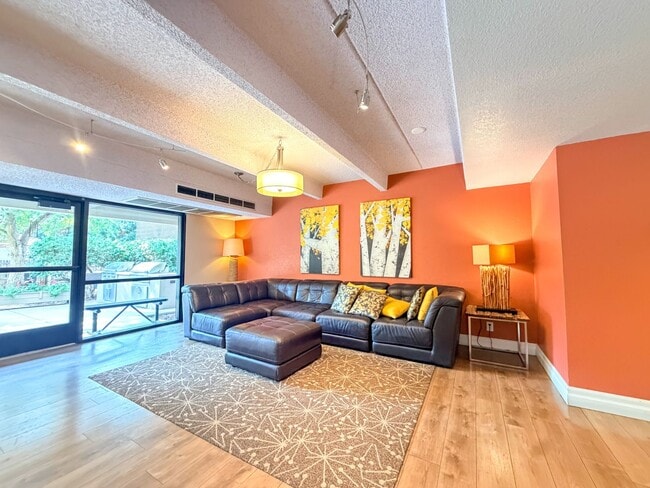 Photo - 1433 N Williams St