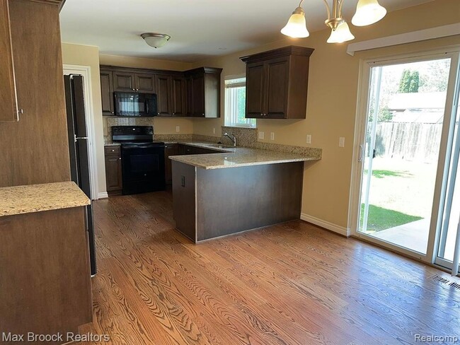 Photo - 1049 Birchwood Ave