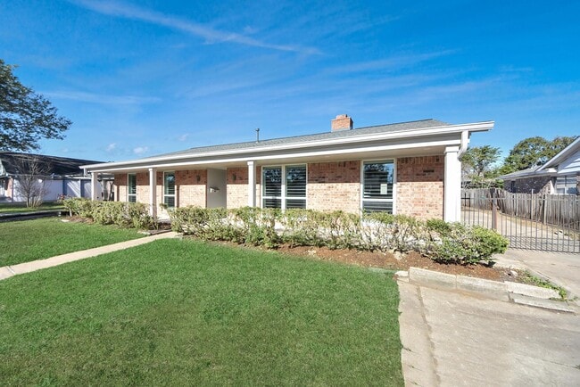 Photo - 7718 Romney Rd