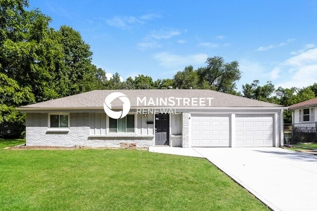 Building Photo - 3 Bedroom Pet-Friendly Home in Overland Park, KS with Main Street Renewal