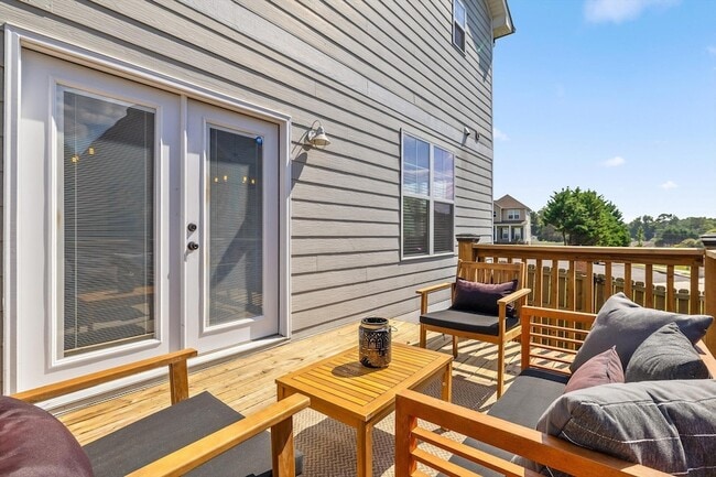 Photo - 718 Windrush Loop