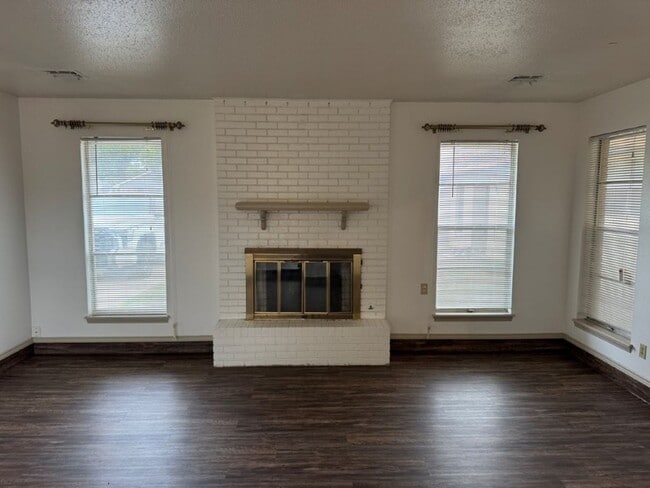 Photo - 2 bed 2 bath duplex refreshed with new flo...