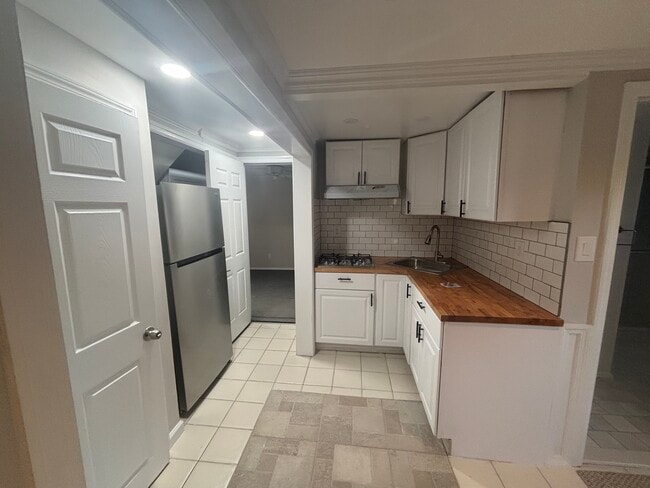 Building Photo - 52 Evergreen Ave Unit 2