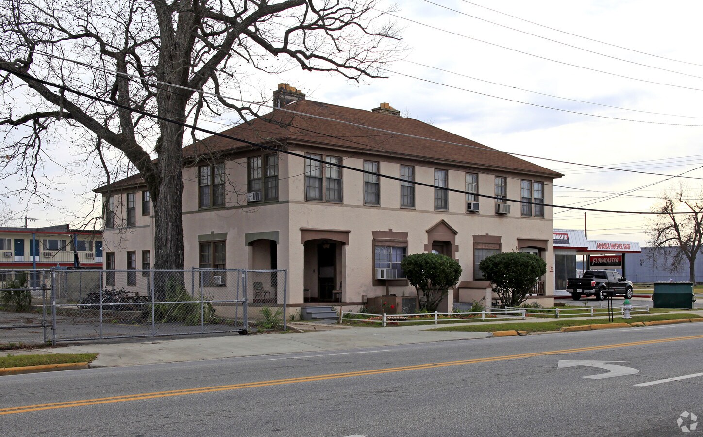 Photo - 105 N Oak Apartments