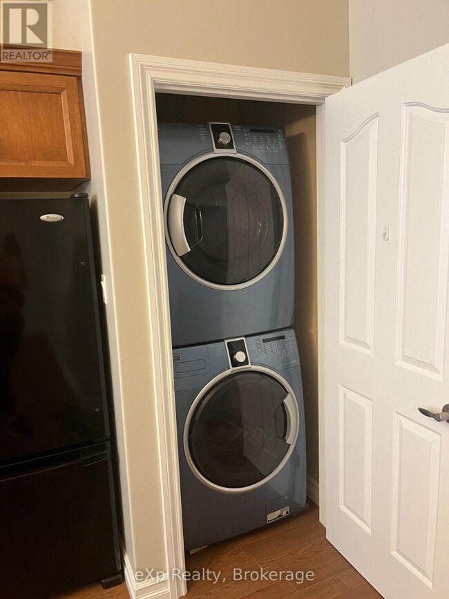 Photo - 807 Queen St