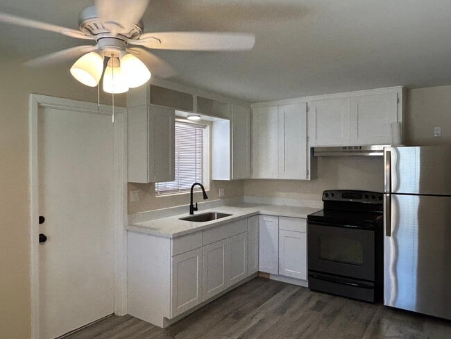 Building Photo - 726 E 3rd Ave