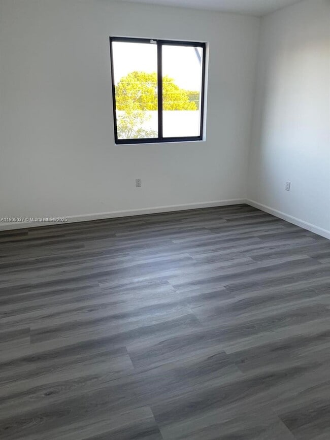 Photo - 916 NW 8th St