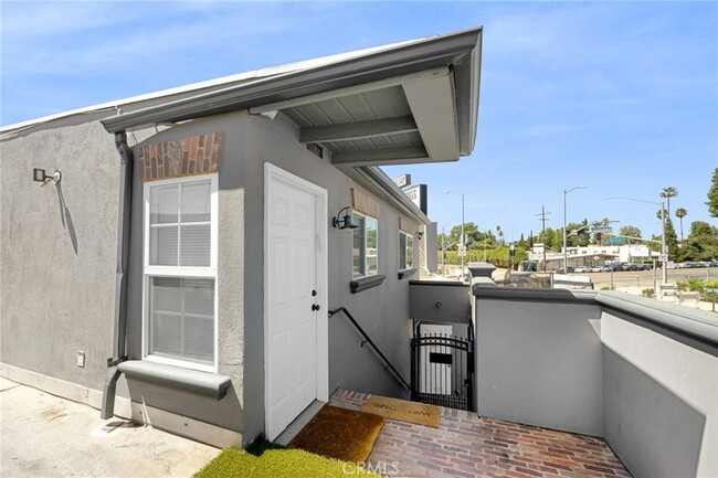 Photo - 6000 Woodman Ave Unidad A1