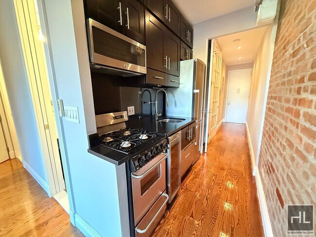 Photo - E 18TH ST. Unidad 4B