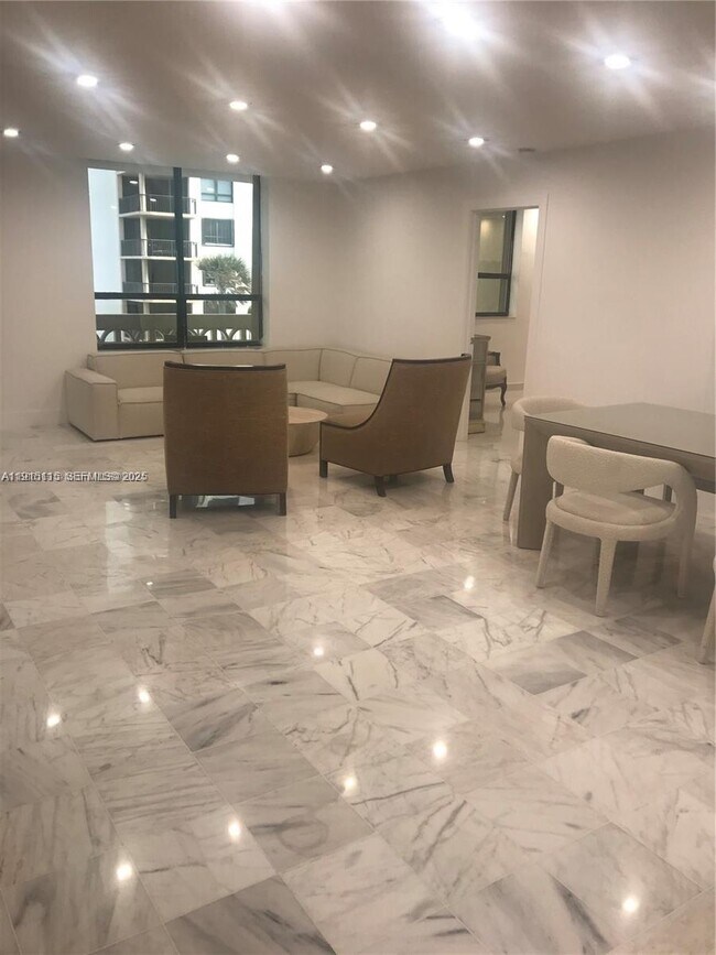 10185 Collins Ave Unidad 516