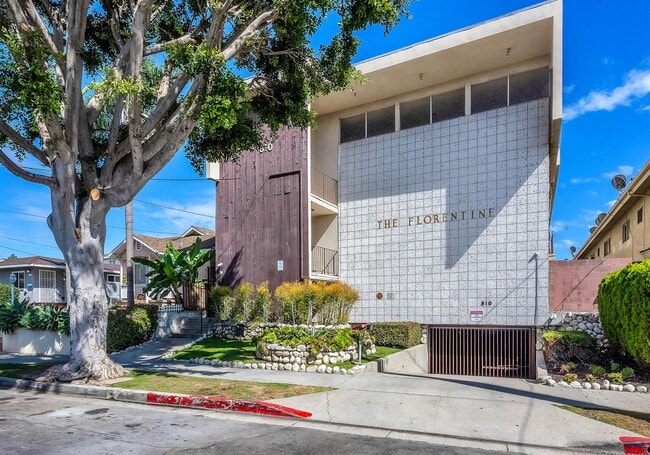 Front of property - 810 Edgewood St Unit 105
