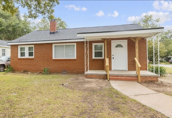 Building Photo - Thoughtfully Renovated Home in a Prime Location