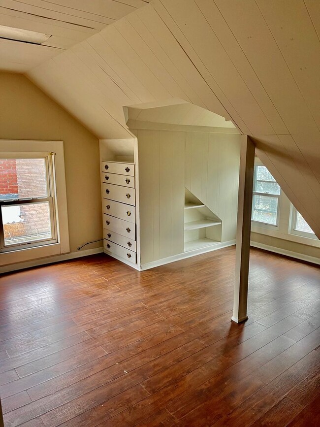 Photo - 920 Westcott - Students & Non-students wel...