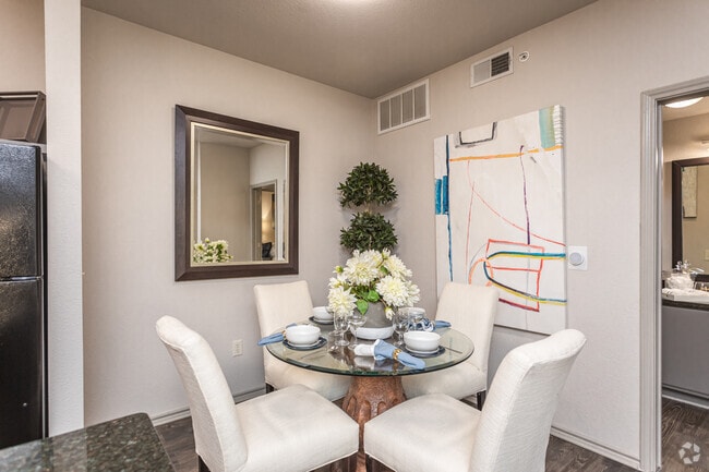2BR, 2BA - 1100SF